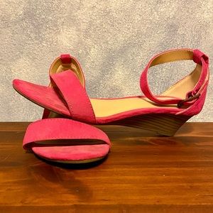 🔥LAST CHANCE🔥 Old Navy pink sandals, size 7